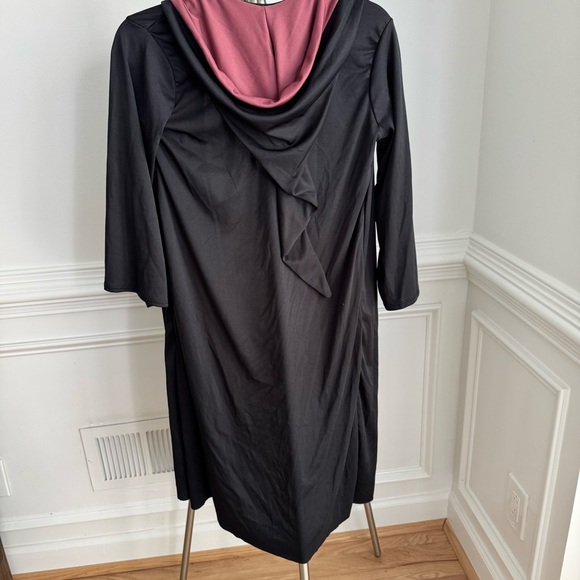 Harry Potter Gryffindor Black Cape Robe Size Medium (fits up to Large) - Picture 3 of 5